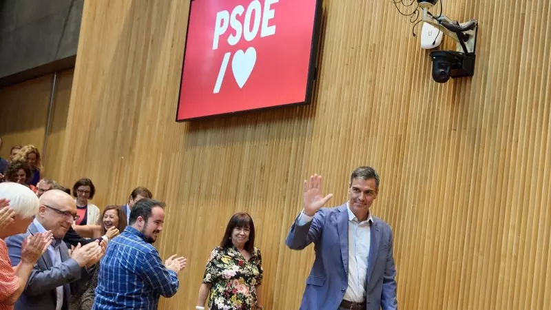 El presidente del Gobierno en funciones Pedro Sánchez y la senadora Cristina Narbona a su llegada a la reunión de diputados y senadores de la XV Legislatura, a 16 de agosto de 2023, en Madrid