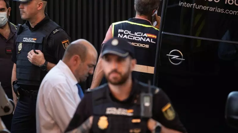 Agentes de la Policía Nacional en el lugar en el que han sido encontrados los cadáveres, a 17 de agosto de 2023, en Madrid