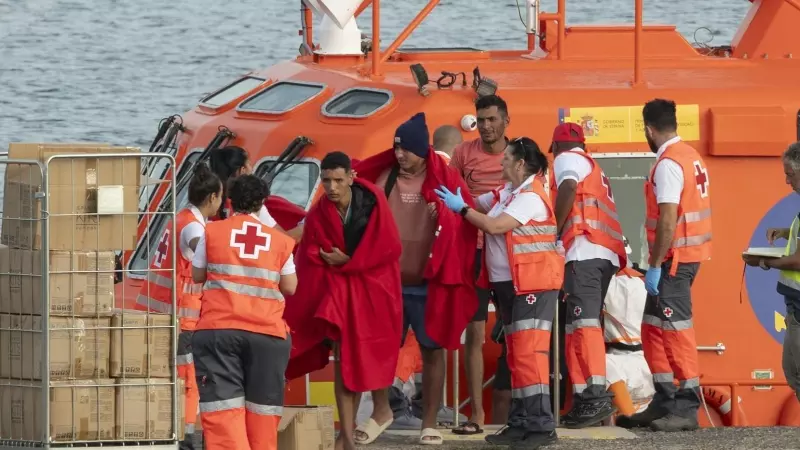 Salvamento Marítimo ha rescatado este lunes a 20 hombres, que viajaban en una embarcación neumática en aguas cercanas a la costa de Lanzarote.