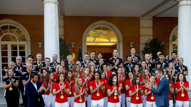 El presidente del Gobierno en funciones, Pedro Sánchez, recibe a la selección femenina de fútbol, campeona del mundial, este martes en Moncloa. EFE/Juan Carlos Hidalgo
