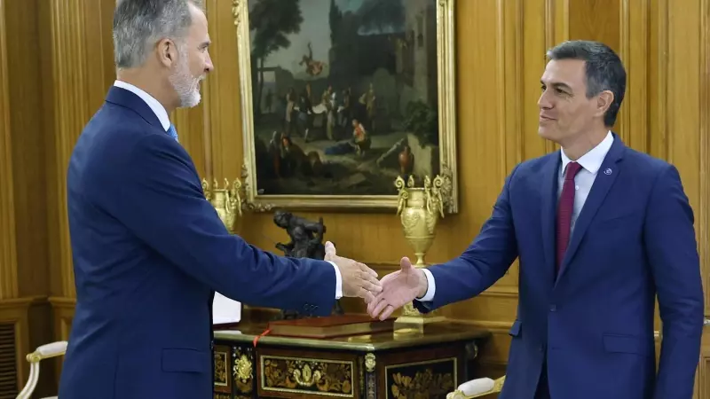El rey Felipe VI (i) recibe al presidente del Gobierno en funciones y líder del PSOE, Pedro Sánchez (d),