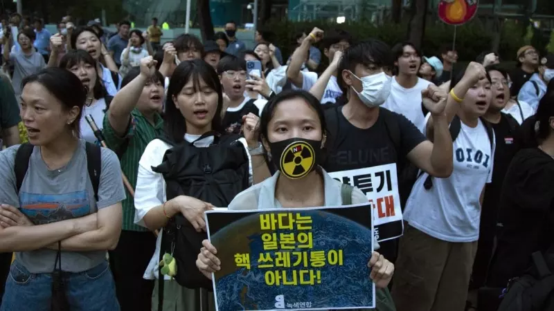 'El mar no es el basurero nuclear de Japón', dice el cartel durante una demostración en Seúl en contra del vertido del agua tratada de la central nuclear de Fukushima