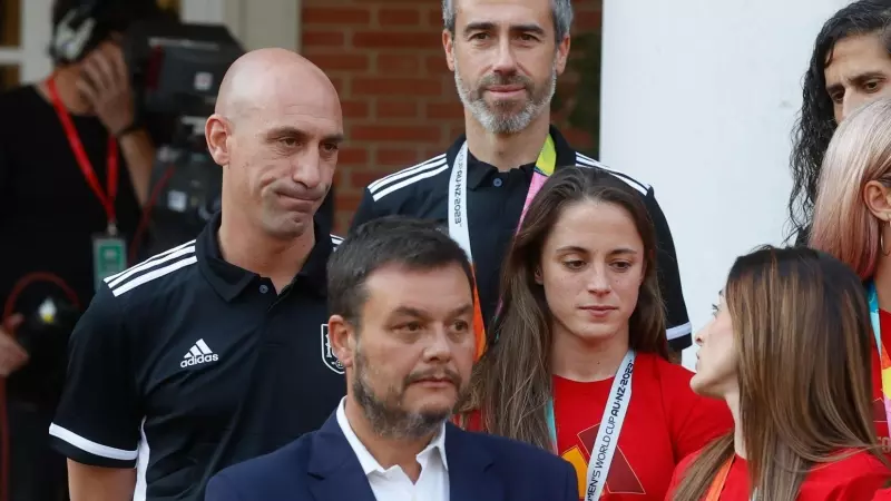 El entrenador de la selección femenina de fútbol Jorge Vilda (2i) junto al presidente de Real Federación Española de Fútbol (RFEF), Luis Rubiales (i) durante la recepción del Presidente del Gobierno Pedro Sánchez