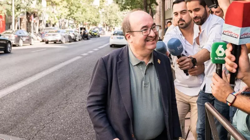 El ministro de Cultura y Deportes en funciones, Miquel Iceta, atiende a los medios tras una reunión del PSOE en Madrid, a 16 de agosto de 2023.