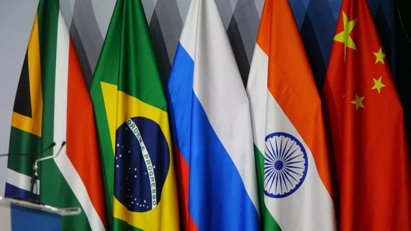 Las banderas de Sudáfrica, Brasil, Rusia, India y China, en la cumbre de la cumbre de los BRICS en Johannesburgo. EFE/EPA/KIM LUDBROOK