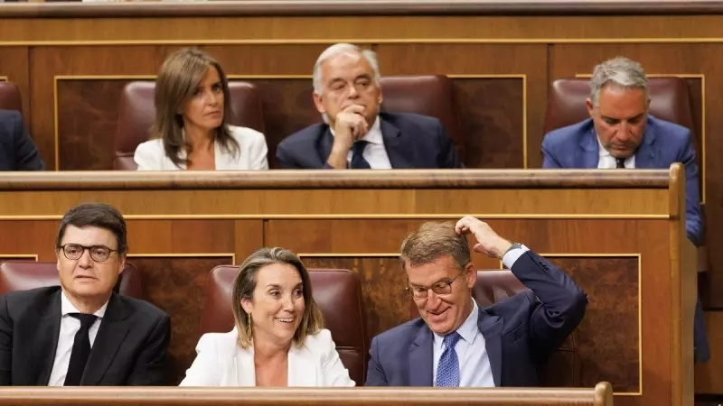 El presidente del Partido Popular, Alberto Núñez Feijóo, y la secretaria general de la formación, Cuca Gamarra, durante la Sesión Constitutiva de la XV Legislatura en el Congreso de los Diputados, a 17 de agosto de 2023, en Madrid