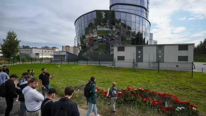 Ciudadanos rusos colocan flores y objetos de recuerdo en un monumento memorial improvisado frente a la antigua sede del grupo Wagner en San Petersburgo.  EFE/EPA/ANTON MATROSOV