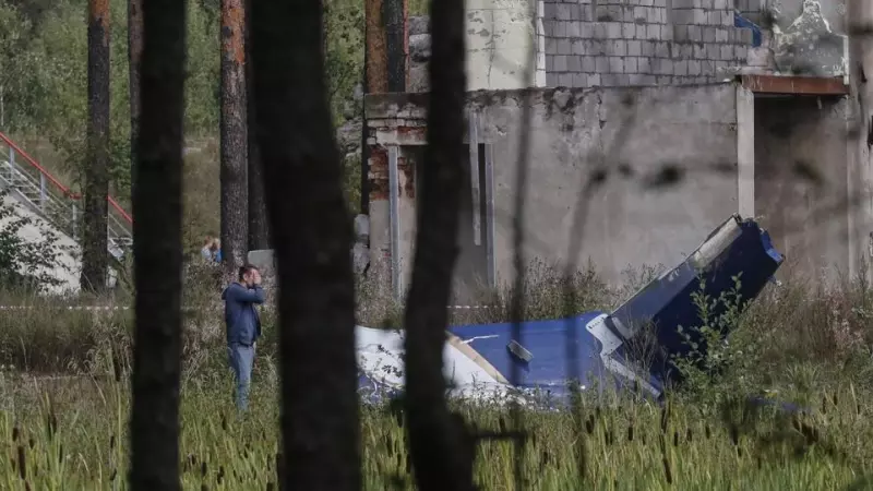 Un hombre inspecciona los restos del avión en el que viajaba el jefe del Grupo Wagner, Yevgeni Prigozhin, que se estrelló cerca de la aldea de Kuzhenkino, en la región rusa de Tver. EFE/EPA/ANATOLY MALTSEV