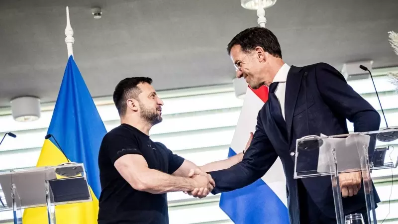 El presidente ucraniano, Volodymyr Zelensky (izquierda), y el primer ministro holandés, Mark Rutte, ofrecen una rueda de prensa durante una visita a la Base Aérea de Eindhoven, en Eindhoven, Países Bajos, el 20 de agosto de 2023.