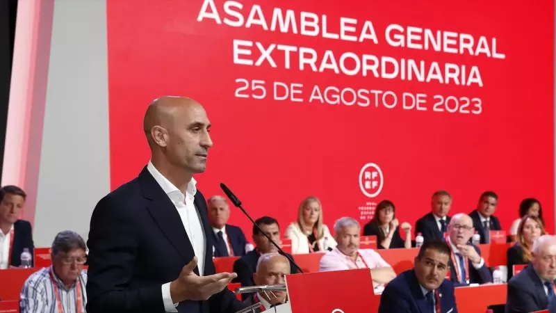 El presidente de la Real Federación Española de Fútbol (RFEF), Luis Rubiales, ofrece una rueda de prensa en la Asamblea General Extraordinaria, en la Ciudad del Fútbol de Las Rozas, a 25 de agosto de 2023
