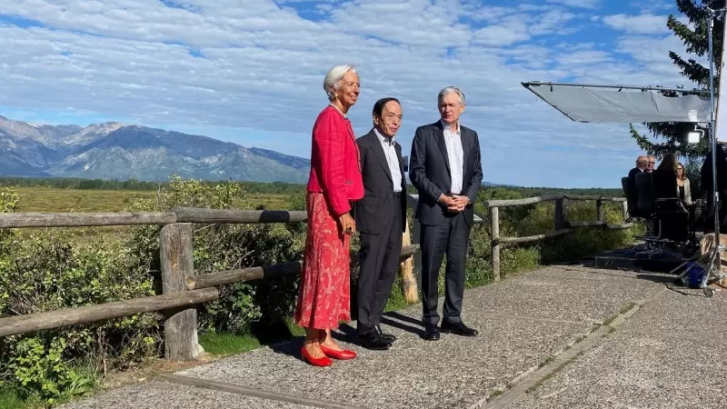 El presidente de la Reserva Federal, Jeremo Powell (i), posa con la presidenta del BCE, Christine Lagarde (d), y el gobernador del Banco de Japón, Kazuo Ueda (c), en la tradicional reunión de dirigentes de bancos centrales del mundo en la localidad de Jac