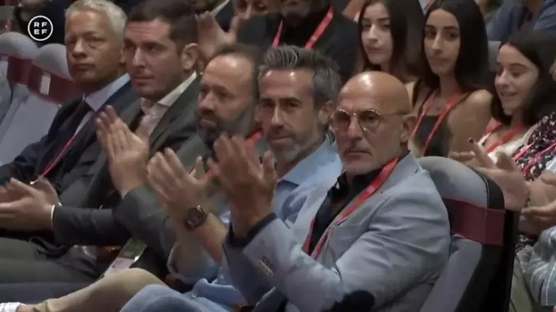 Luis de la Fuente, seleccionador nacional, aplaude a Luis Rubiales durante su discurso ante la Asamblea General de la Federación española de fútbol.