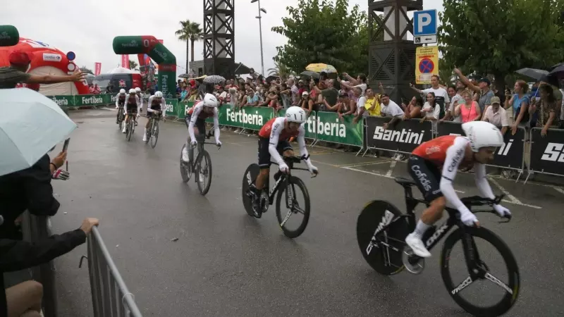 Diverses persones animen els ciclistes a la sortida de la contrarellotge inaugural de la Vuelta.