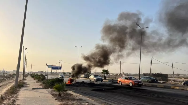 Un bloqueo en una carretera a las afueras de Trípoli, la capital libia, por protestas tras el encuentro de su ministra de exteriores con su homólogo israelí.