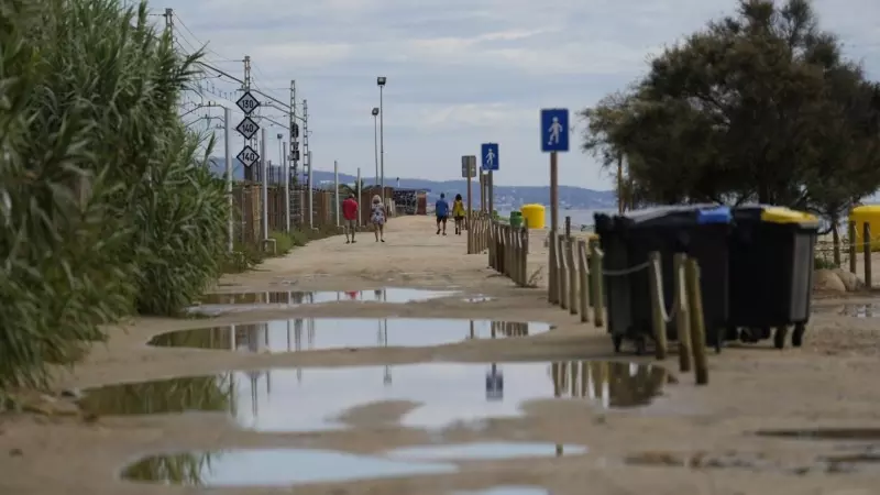 Aspecto de la playa de Vilassar de Mar (Barcelona) tras el temporal de lluvia, viento y granizo que afectó desde ayer a Cataluña.