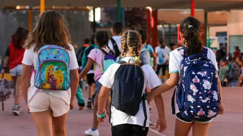 Tres niñas a su llegada al colegio CEIP Hernán Cortés durante el primer día de comienzo del curso escolar, a 7 de septiembre de 2022, en Madrid (España).