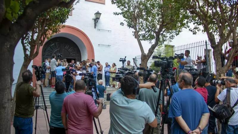 Periodistas y cámaras de diversos medios se agolpan en el exterior de la iglesia de la Divina Pastora de Motril, donde se encontraba Ángeles Béjar, la madre de Luis Rubiales, que ha sido evacuada al Hospital Santa Ana de Motril (Granada) debido a su estad