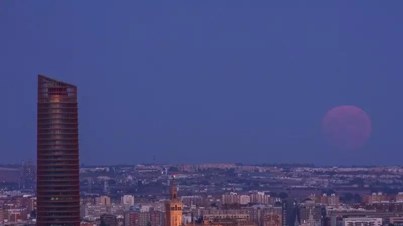 La luna sobre el cielo de Sevilla, a 30 de agosto de 2023, en Sevilla, (Andalucía, España).