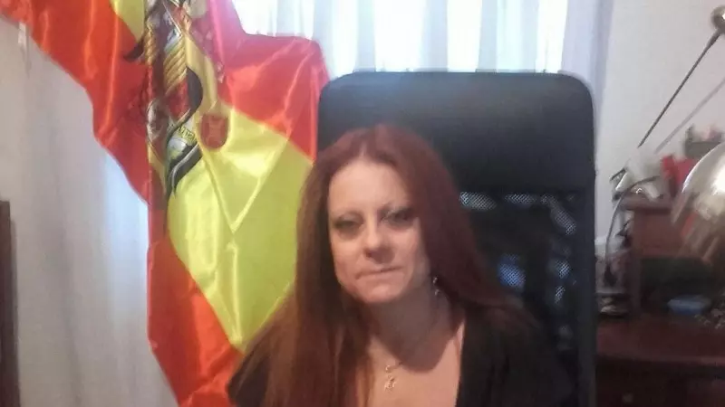 Esmeralda Pastor Estrada, junto a la bandera franquista, en una foto publicada en su perfil de Facebook en agosto de 2021.