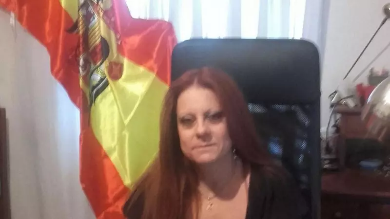 Esmeralda Pastor Estrada, junto a la bandera franquista, en una foto publicada en su perfil de Facebook en agosto de 2021.