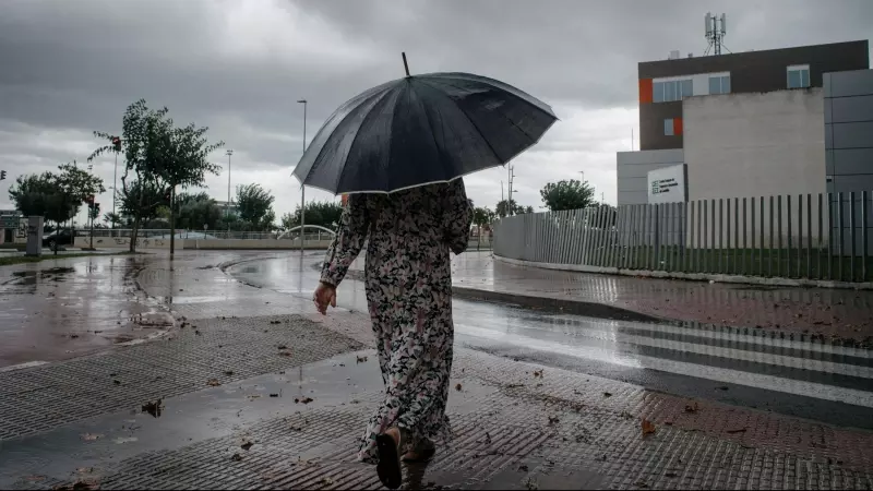 Una mujer camina bajo la lluvia, a 2 de septiembre de 2023, en Castellón, Comunidad Valenciana (España).