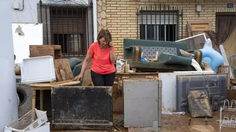 Una persona junto a los objetos de una vivienda inundada, a 4 de septiembre de 2023, en Buenache de Alarcón, Cuenca,
