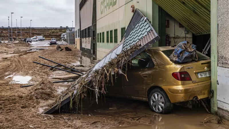 Vehículos dañados en el polígono industrial de Toledo, a causa de las fuertes lluvias.