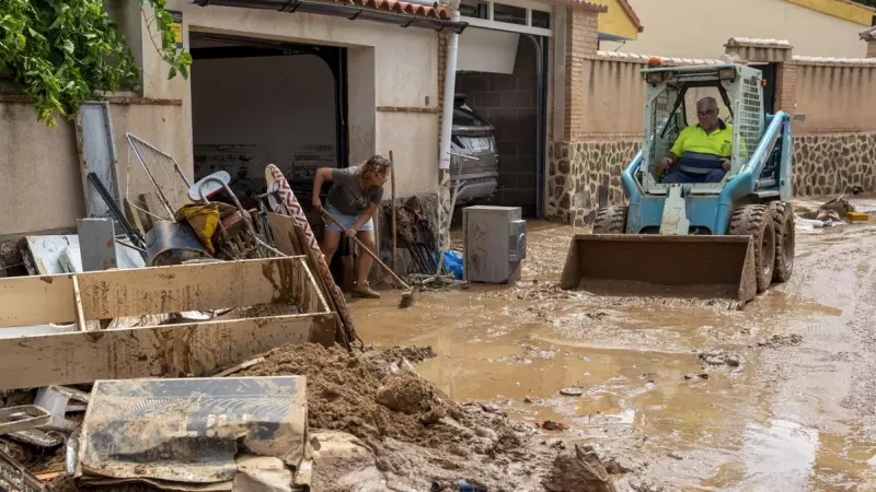 Varias personas trabajan en achiques de agua por los efectos de la Depresión Atmosféricas en Niveles Altos (DANA) en Nambroca, Toledo.