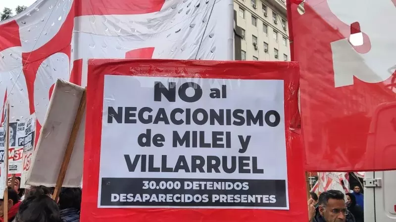 'No al negacionismo de Milei y Villarruel', reza una pancarta en una manifestación de Buenos Aires.