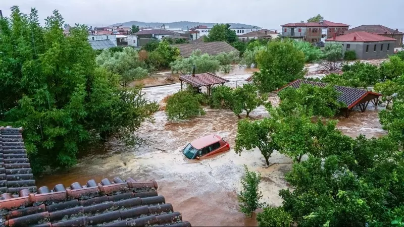 Un automóvil se sumerge bajo el agua durante una tormenta en el monte Pelión, cerca de Volos, Grecia, el 5 de septiembre de 2023.