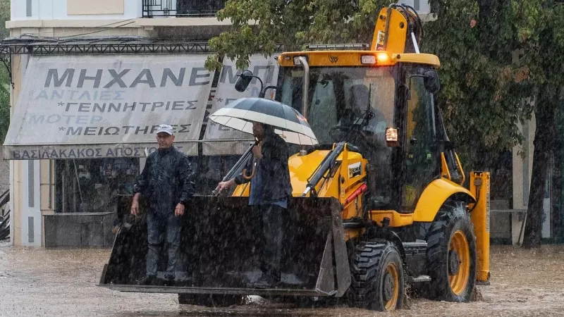 Tres civiles trabajan en una excavadora para ayudar durante la tormenta Daniel en la zona de Volos, Magnesia, Grecia, el 5 de septiembre de 2023.