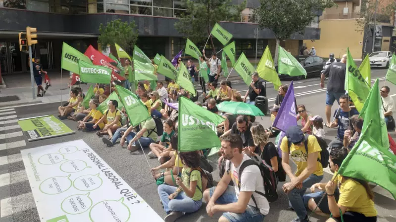 6-9-2023 Mestres i professors del sindicat USTEC tallant una carrer de Barcelona en senyal de protesta el primer dia de curs