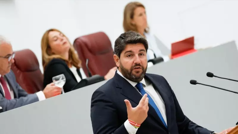 El candidato del Partido Popular para presidir Murcia, Fernando López Miras, interviene durante el segundo debate de Investidura en la Asamblea Regional, a 6 de septiembre de 2023, en Cartagena, Región de Murcia.