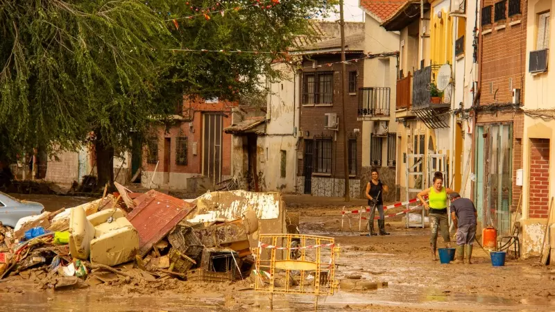 Los vecinos limpian las calles y las casas de Yunclillos, Toledo, uno de los pueblos más afectados por la DANA de septiembre de 2023.