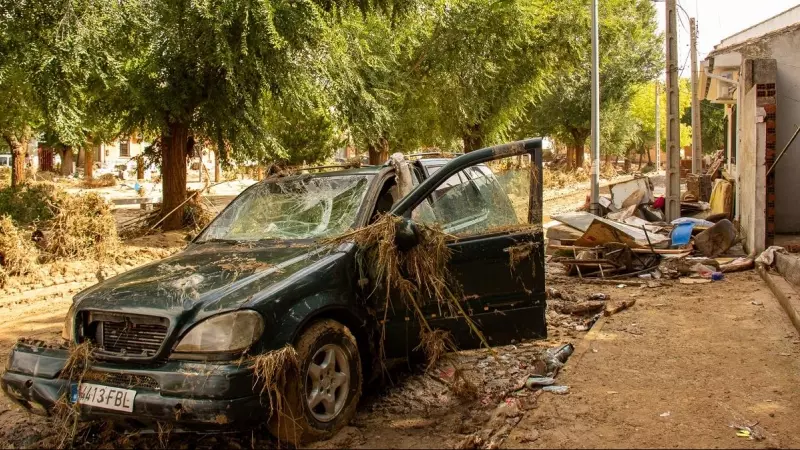 El temporal ha arrastrado los coches de los vecinos y los ha dejado siniestros.