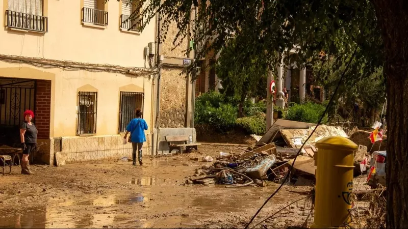 Los vecinos trabajan sin descanso, achican agua y amontonan enseres dañados en las calles para que las grúas y camiones los lleven a los vertederos.