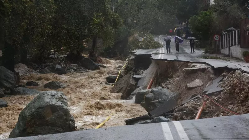 Vista de la carretera dañada durante la tormenta llamada Daniel en la zona de Volos, Magnesia, Grecia, este miércoles.