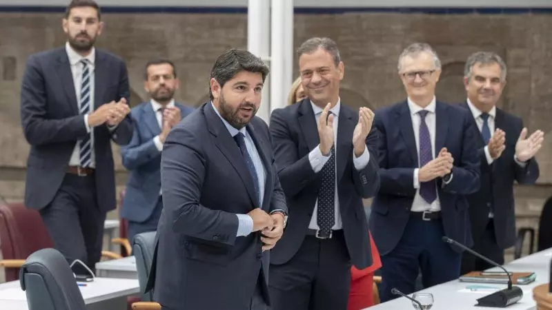 Los diputados del PP aplauden a Fernando López Miras (i), tras ser investido presidente de la Región de Murcia, gracias al acuerdo de gobierno firmado con Vox, en la Asamblea Regional, en Cartagena.