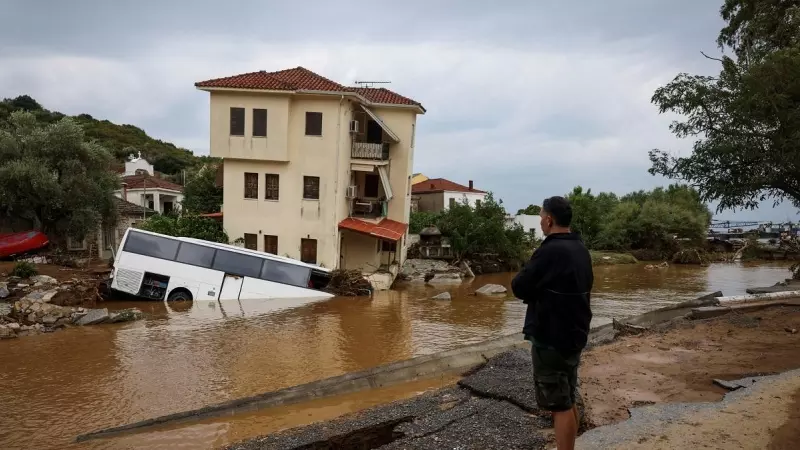 Un hombre observa un autobús sumergido tras las inundaciones , en Platanias, Grecia, el 6 de septiembre de 2023.