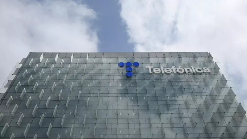 El logotipo de Telefónica en su sede en Madrid, en el barrio madrileño de Las Tablas, en la zona norte de la ciudad. REUTERS/Violeta Santos Moura
