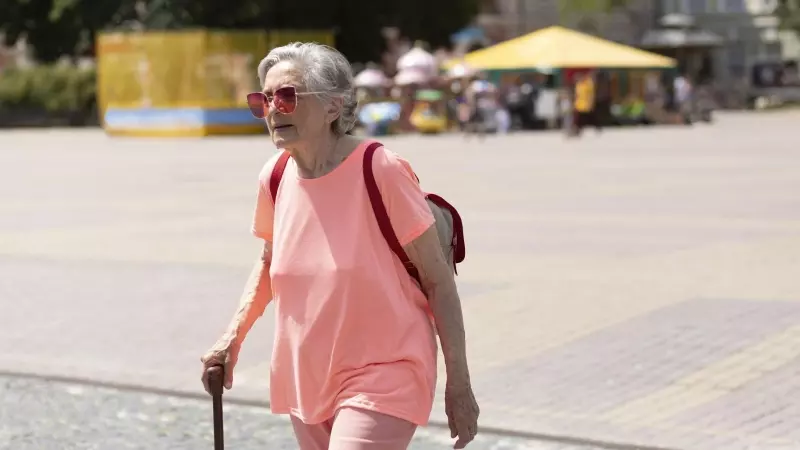 Mujer mayor andando por una calle (Archivo)