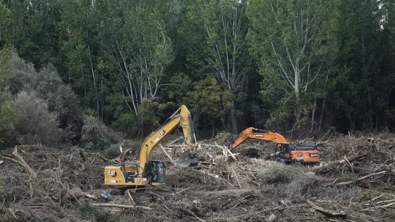 Vista del lugar donde se buscaba a un hombre de unos 50 años desaparecido en Aldea del Fresno desde el pasado domingo tras el paso de la depresión aislada en niveles altos (DANA), este viernes, día en el que la Guardia Civil ha localizado un cadáver en es