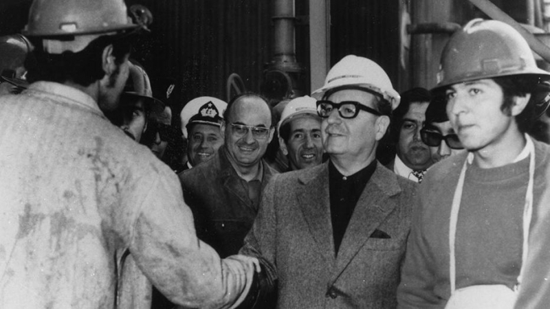 Salvador Allende, con mineros de El Teniente, una explotación de cobre en Chile.