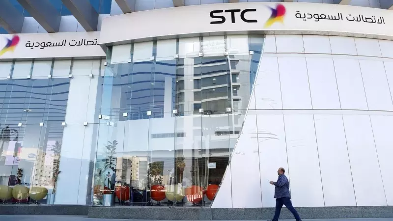 Un hombre pasa por la sede de Saudi Telecom (STC) en Riad, Arabia Saudita. REUTERS/Faisal Al Nasser