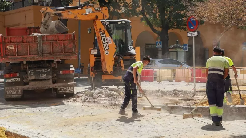 Trabajadores de la construcción en una obra en el centro de Sevilla. E.P./Rocío Ruz