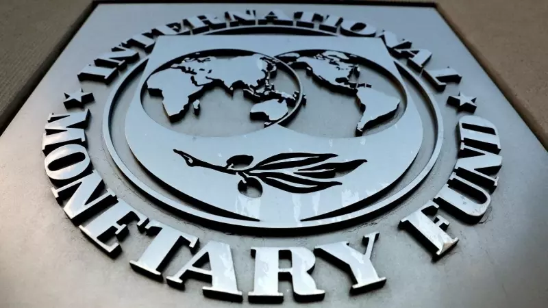 El logotipo del FMI se ve afuera del edificio de la sede en Washington