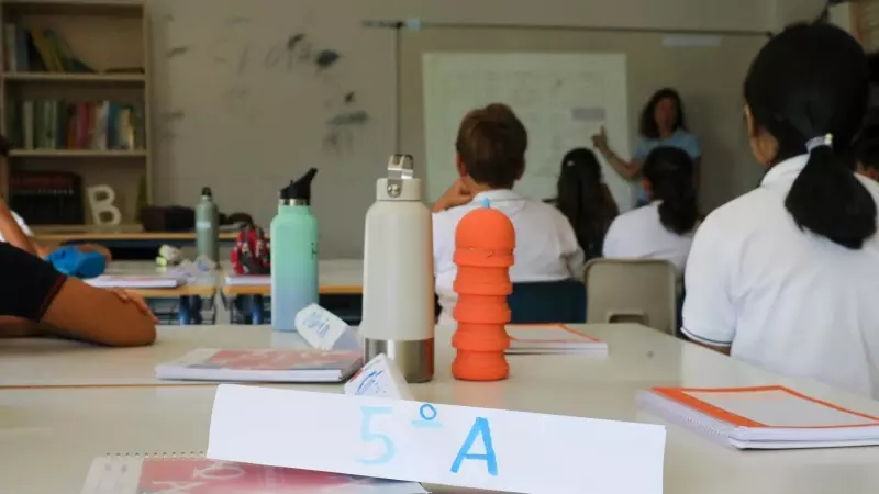 Una profesora da clase el día del inicio del curso en el colegio de la Alameda de Osuna, a 5 de septiembre de 2022, en Madrid (España).