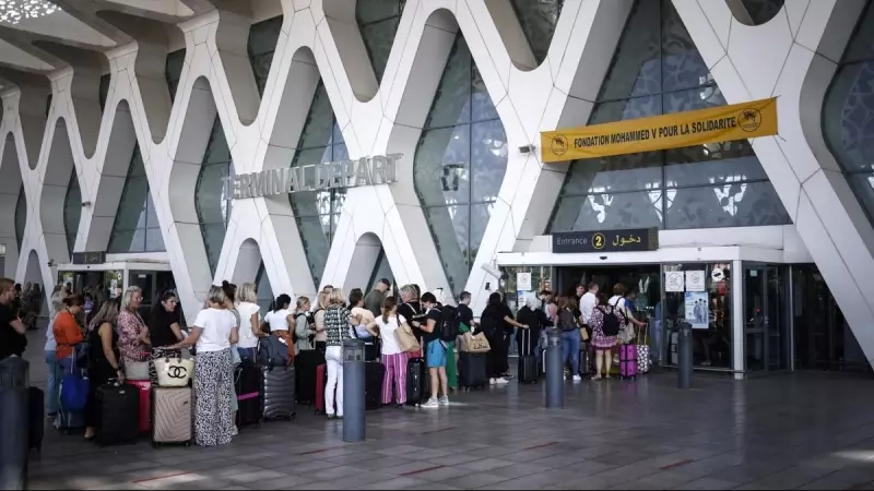 Turistas en el aeropuerto de Marrakech, después del terremoto que azotó Marruecos.