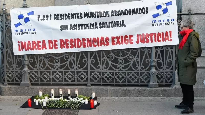 Varias personas se manifiestan junto a marea de Residencias y Verdad y Justicia durante un homenaje-vigilia por las víctimas de la covid-19, a 18 de marzo de 2023, en Madrid (España).