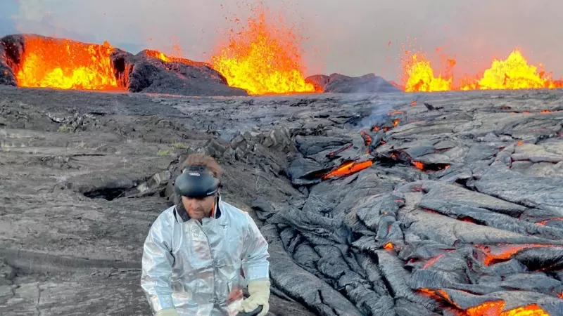 Imagen del USGS muestra a un geólogo del Observatorio de Volcanes de Hawai recolectando muestras de lava en el volcán Kilauea después de la erupción del volcán el 10 de septiembre.